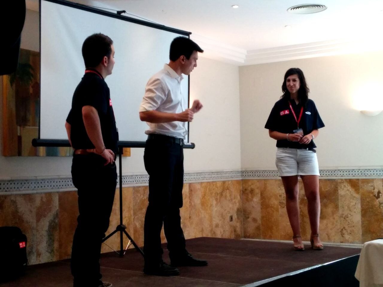 Intervención en escenario con participantes